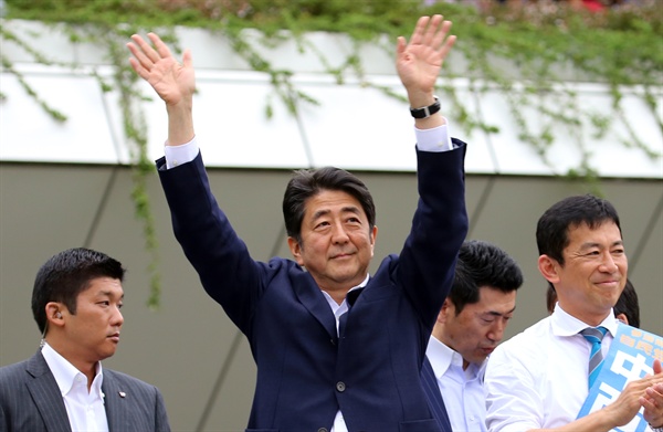 아베 신조(安倍晋三) 일본 총리가 참의원 선거를 앞둔 지난 6월 27일 오후 일본 가나가와(神奈川)현 가와사키(川崎)시 JR 가와사키역 인근에서 연설에 앞서 유권자에게 손을 흔들고 있다.