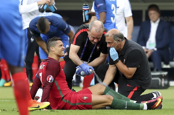 무릎 부상으로 쓰러진 호날두 프랑스 생드니의 스타드 드 프랑스에서 열린 포르투갈과 프랑스의 2016 유럽축구선수권대회(유로 2016) 결승전 전반 7분 디미트리 파예(프랑스)와 강하게 충돌한 크리스티아누 호날두(포르투갈)가 무릎을 감싸며 그라운드에 쓰러져 있다.