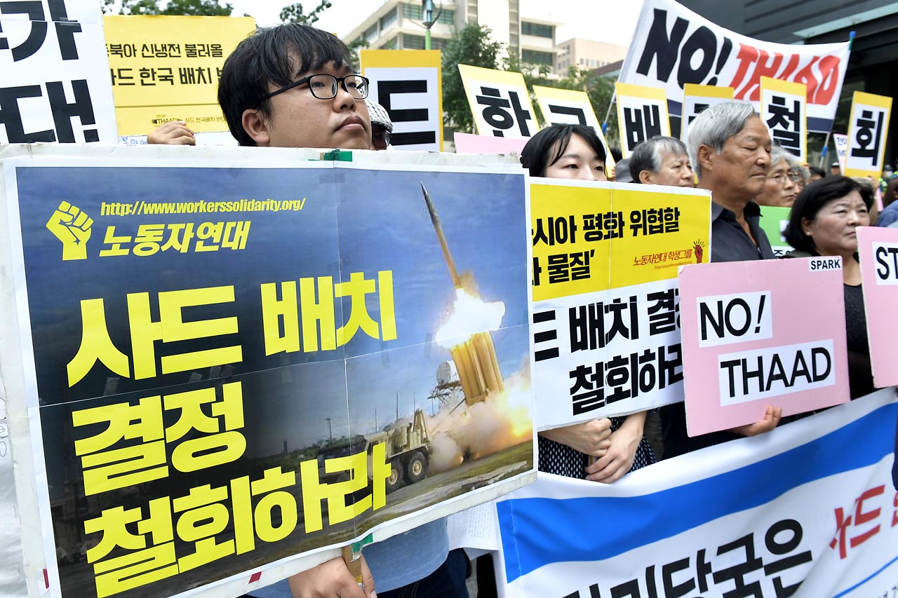 11일 오전 서울 종로구 광화문 KT건물 앞에서 평화와통일을여는사람들(평통사) 등 시민단체 회원들이 모여 '고고도 미사일방어체계 사드(THAAD) 한국 배치 결정 철회'를 촉구하는 기자회견을 하고 있다.