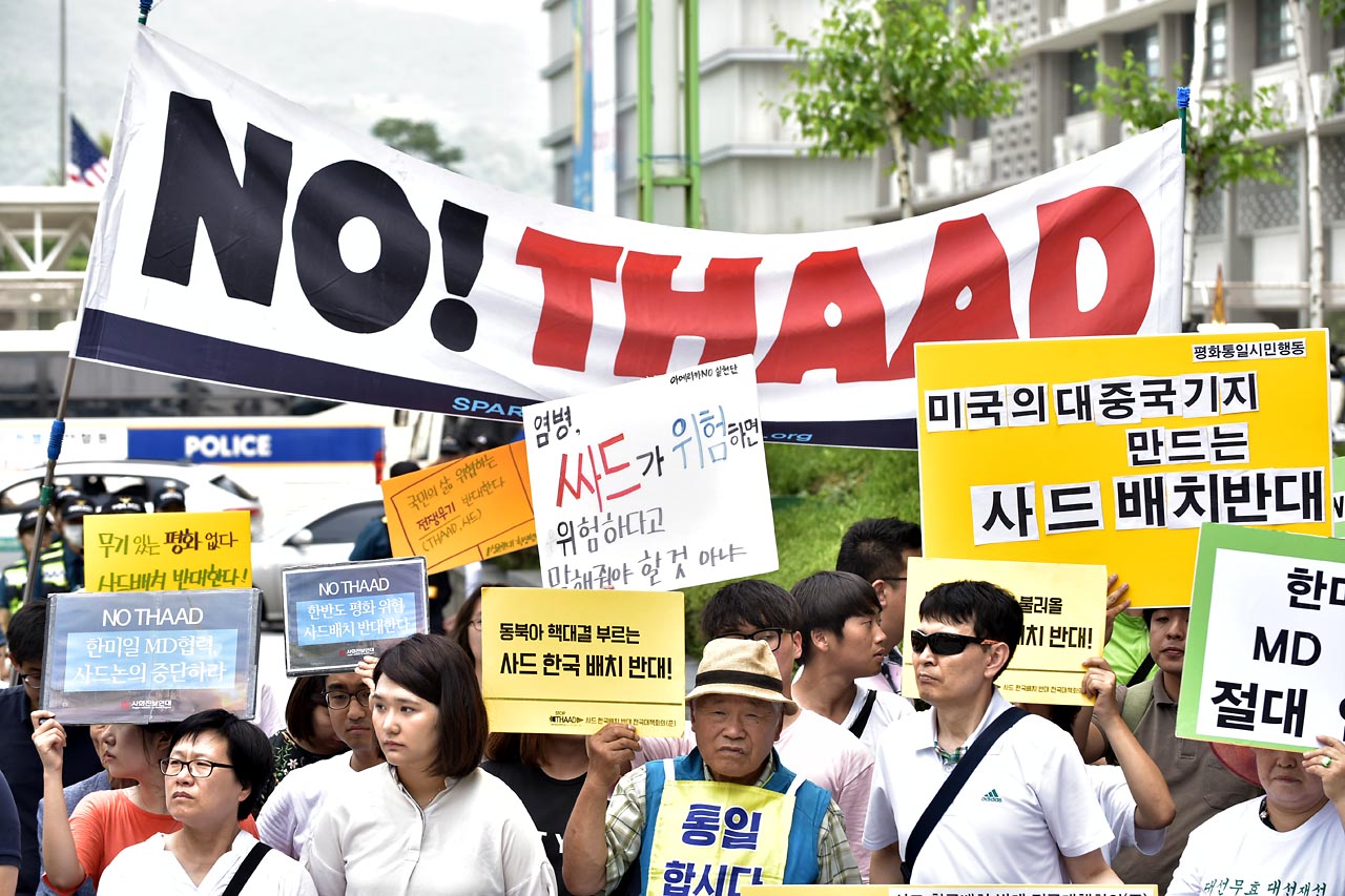 11일 오전 서울 종로구 광화문 KT건물 앞에서 평화와통일을여는사람들(평통사) 등 시민단체 회원들이 모여 '고고도 미사일방어체계 사드(THAAD) 한국 배치 결정 철회'를 촉구하는 기자회견을 하고 있다.