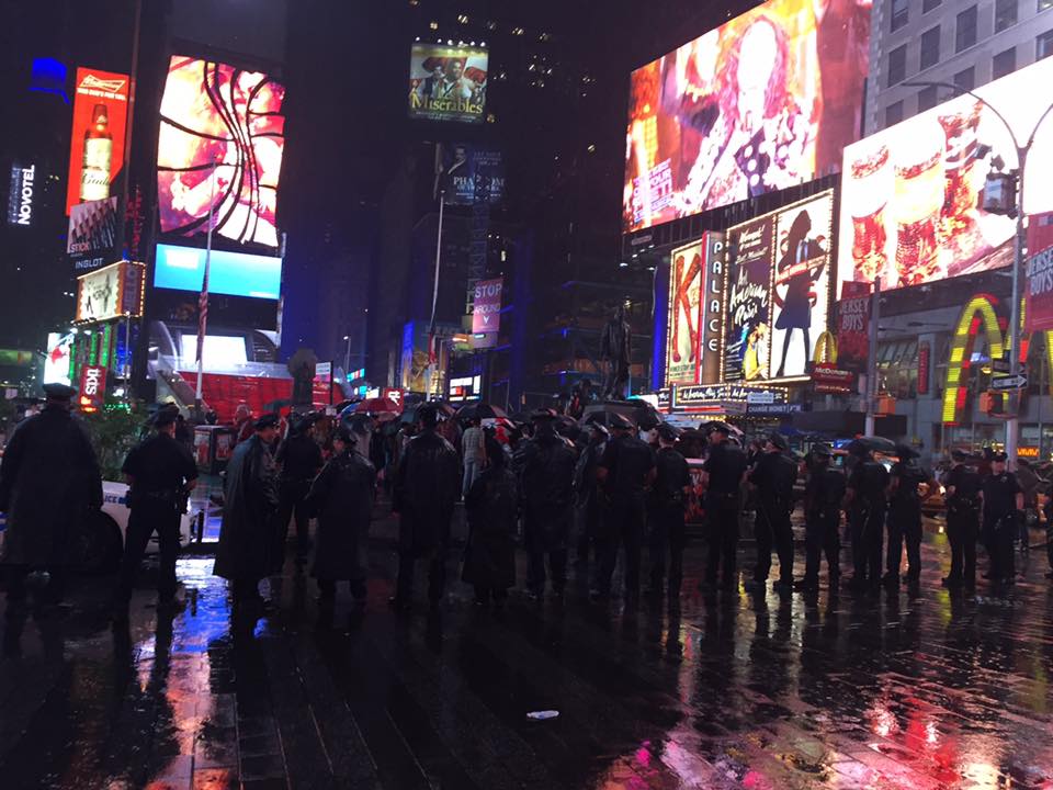 7/9 맨하튼 타임스케어에서 경찰이 시위대들을 지켜보고 있다. 