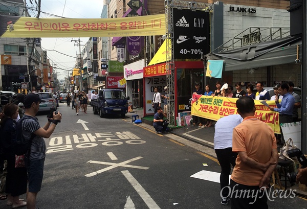 가로수길 상인들이 11일 오후 서울 신사동 우장창창 앞에서 건물주 리쌍과 세입자간 대화를 촉구하는 기자회견을 열고 있다 