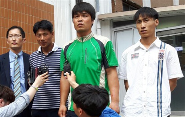 법원의 재심 개시가 결정된 지난 8일 '삼례 3인조'와 박준영 변호사(맨 왼쪽)가 전주지법 법정 앞에서 기자회견을 하고 있다. 2016.7.8
