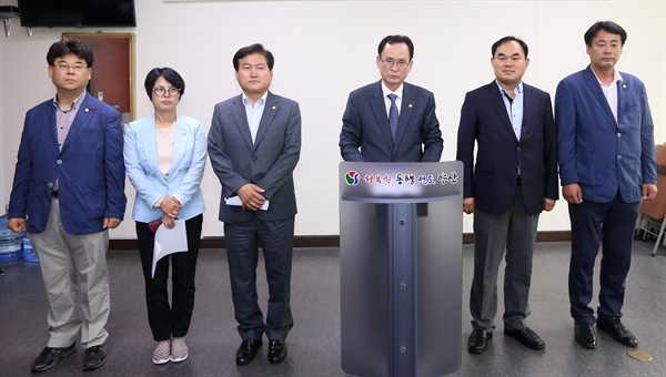 정경호 양산시의회 의장을 비롯한 의원들은 11일 양산시청에서 기자회견을 열어 '사드 양산 배치 결사반대'라 밝혔다.