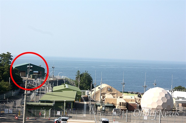 일본 교토부 교탄고시에 있는 교가미사키 사드 레이더 기지. 붉은 색 원 안에 있는 시설이 사드 레이더다. 