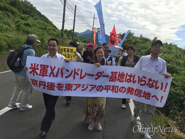 지난달 5일 일본 교토부 교탄고시에서 일본 시민들이 사드 레이더 철거를 요구하는 행진을 벌이고 있다. 