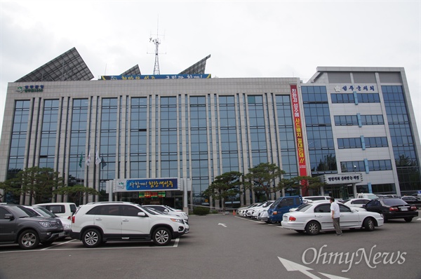 경북 성주군 성주군청 건물에 사드 배치 반대 현수막이 12일부터 걸리기 시작했다.
