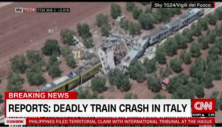 이탈라아의 열차 충돌 사고를 보도하는 CNN 뉴스 갈무리.