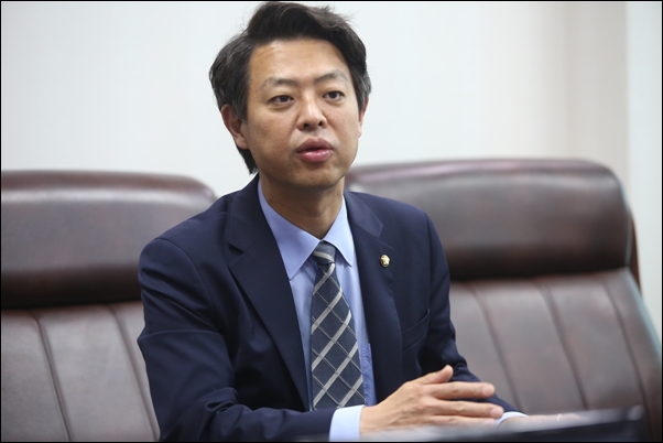 김영호 의원은 북경대를 졸업하고 한국외국어대 중국연구소 정치외교분과 연구 위원으로 활동하는 등 국회 내 중국통 중의 한 명이다.