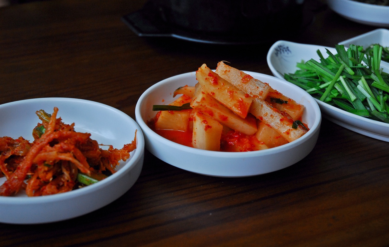솔거리추어탕은 김치와 깍뚜기 외 한 두 종류의 반찬만으로 추어탕의 맛을 지킨다.
