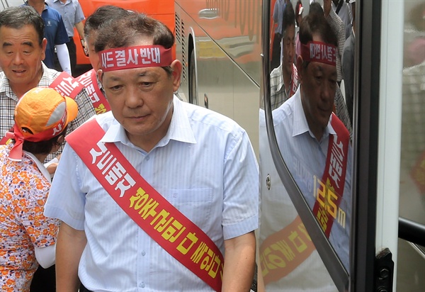 버스 오르는 성주 군수 김항곤 성주군수가 13일 오후 경북 성주군 성주읍 성밖숲에서 열린 사드배치 반대 군민 궐기대회를 마치고 국방부에 항의하기 위해 준비된 버스에 오르고 있다.