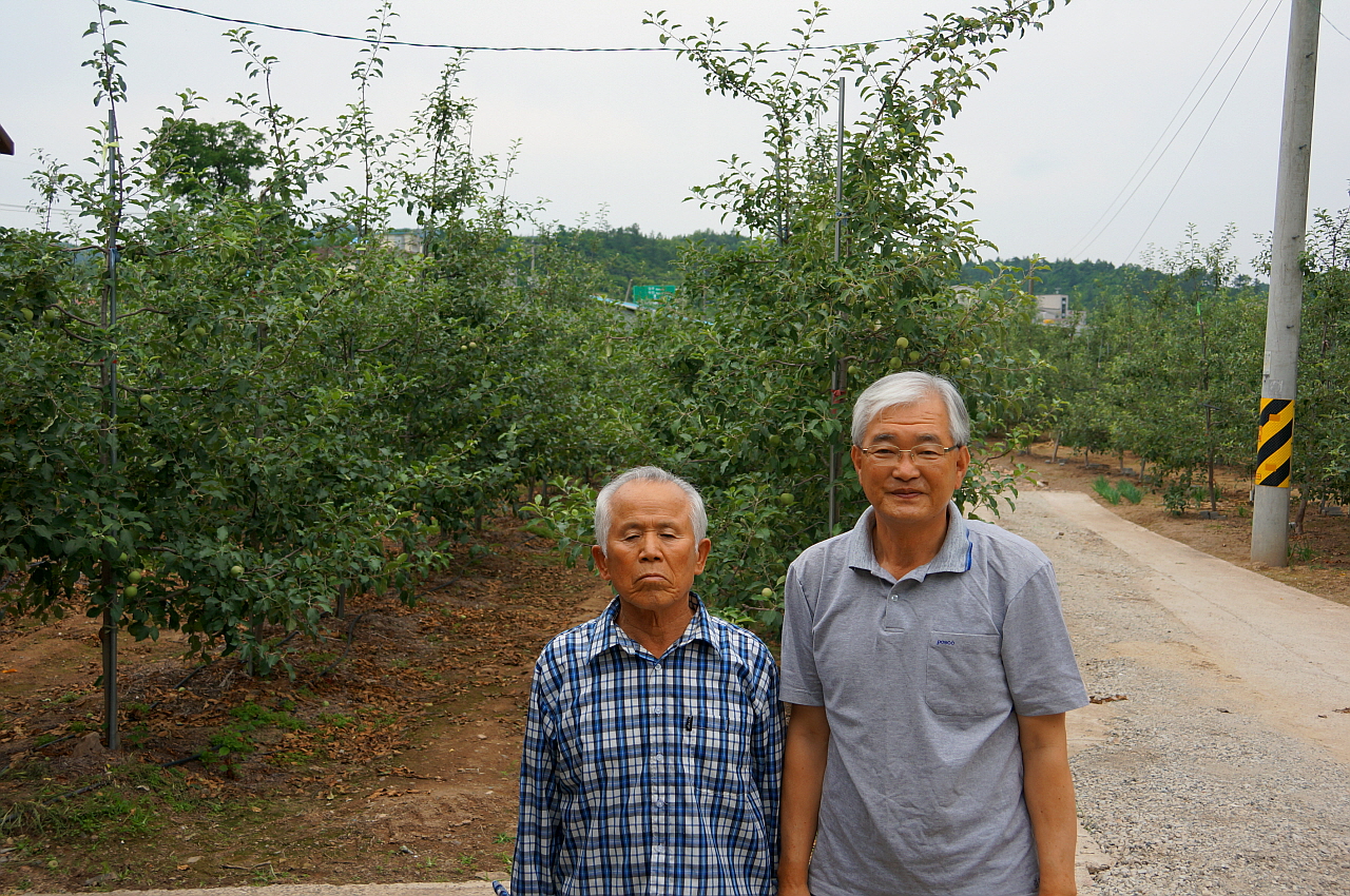 김순복, 박효일선생  이오덕선생 제자라 소개한 김순복할아버지(산진 왼쪽)와 박치환선생 손자 박효일선생(사진 오른쪽)