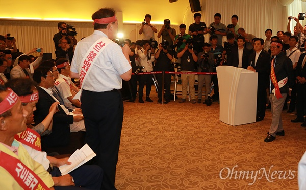 김항곤 성주군수 "국방부 장관 성주에 한 번이라도 봐 보고 결정했나" 김항곤 성주군수가 13일 오후 서울 용산구 국방부 옆 국방컨벤션에 항의 방문해 한민구 국방장관에게 사드 배치 지역으로 선정된 성주를 철회시켜 줄 것을 요구하고 있다.