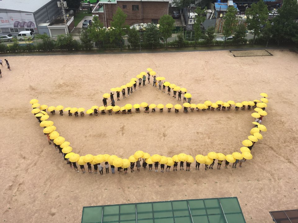 석남중학교 학생들과 교사들이 노란우산으로 함께 만든 세월호