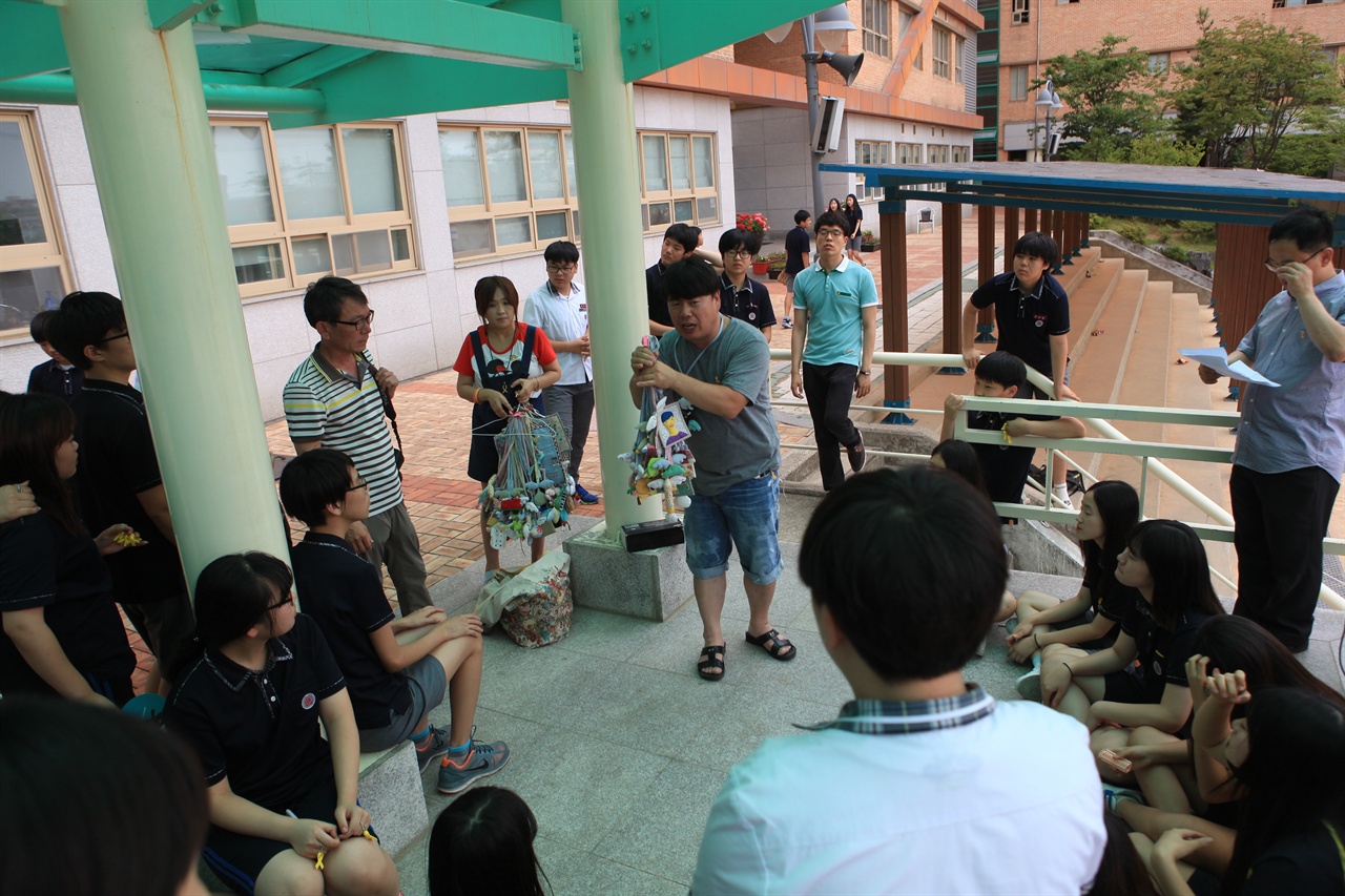 노란우산 프로젝트 진행자 서영석씨가 학생들에게 꿈인형에 대해서 설명하고 있다.