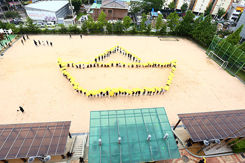 지난 13일 석남중학교에서 열린 ‘세월호 노란 우산 프로젝트’에 참가한 학생ㆍ학부모ㆍ교사들이 노란 우산으로 배 모양을 만드는 퍼포먼스를 하고 있다.