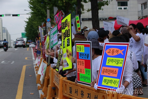  지난 9일 서울 마포구 상암동에 중국관광객 상대 사후 면세점이 입점한 이후, 수시로 중국 관광객들을 실어나르는 대형 관광버스가 불법주정차 및 무리한 유턴을 해 인근 초등학교(상암초 상지초 하늘초) 학생 및 이 지역 주민들의 안전을 위협하자, 학부모들을 중심으로 한 지역 주민들이 14일 오전 해당 면세점 앞에서 '어린이 안전대책' 마련을 호소하고 나섰다. 