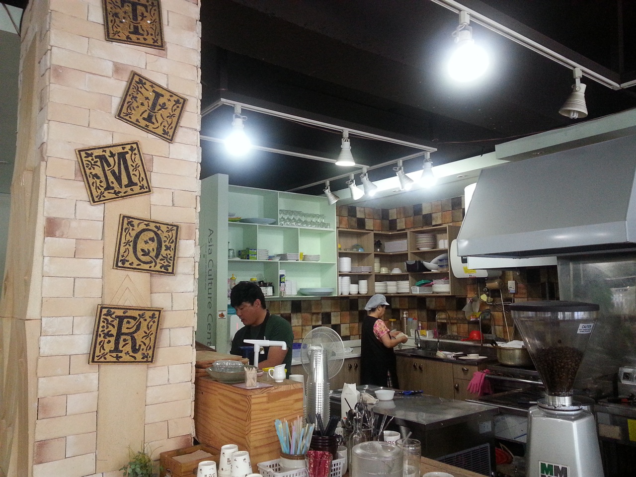 김해YMCA에서 운영하는 카페 티모르 주방 전경