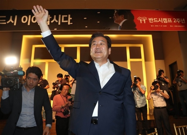 지난 7월 14일 서울 당산동 그랜드컨벤션센터에서 열린 7.14 전당대회 2주년 만찬에 참석한 김무성 새누리당 전 대표.