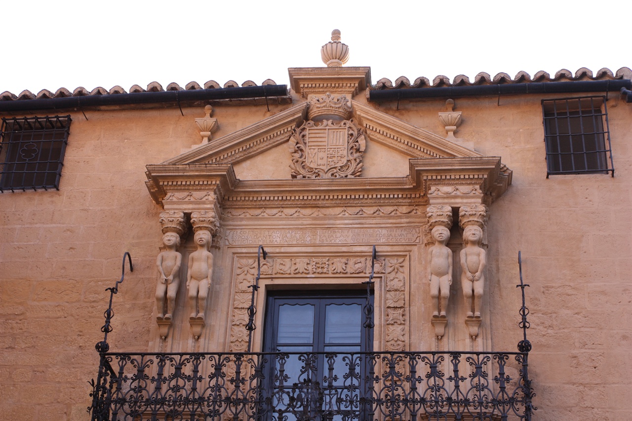 살바티에라 후작 궁전(Palacio del M.Salvatierra)의 정면 이상야릇한 조각이란 평가도 있는데, 귀엽고 재미있는 모습이다.