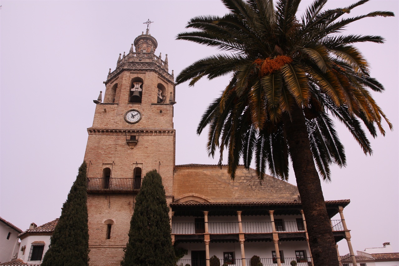 산타 마리아 라 마요르 성당(Iglesia Santa Maria la Mayor) 15-16세기 이슬람 사원이 있던 자리에 지어진 것으로 이슬람 사원 때의 철제 아치와 당시의 탑을 개조해 만든 종루가 남아있다.
