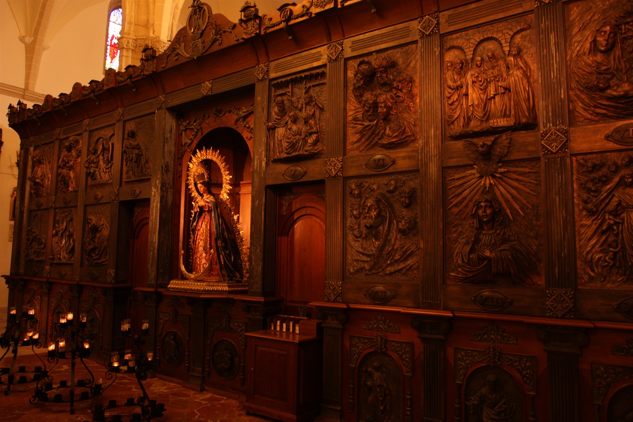 산타 마리아 라 마요르 성당(Iglesia Santa Maria la Mayor) 성서의 장면들을 극적인 표현으로 조각해놓은 조각이 인상적이다.