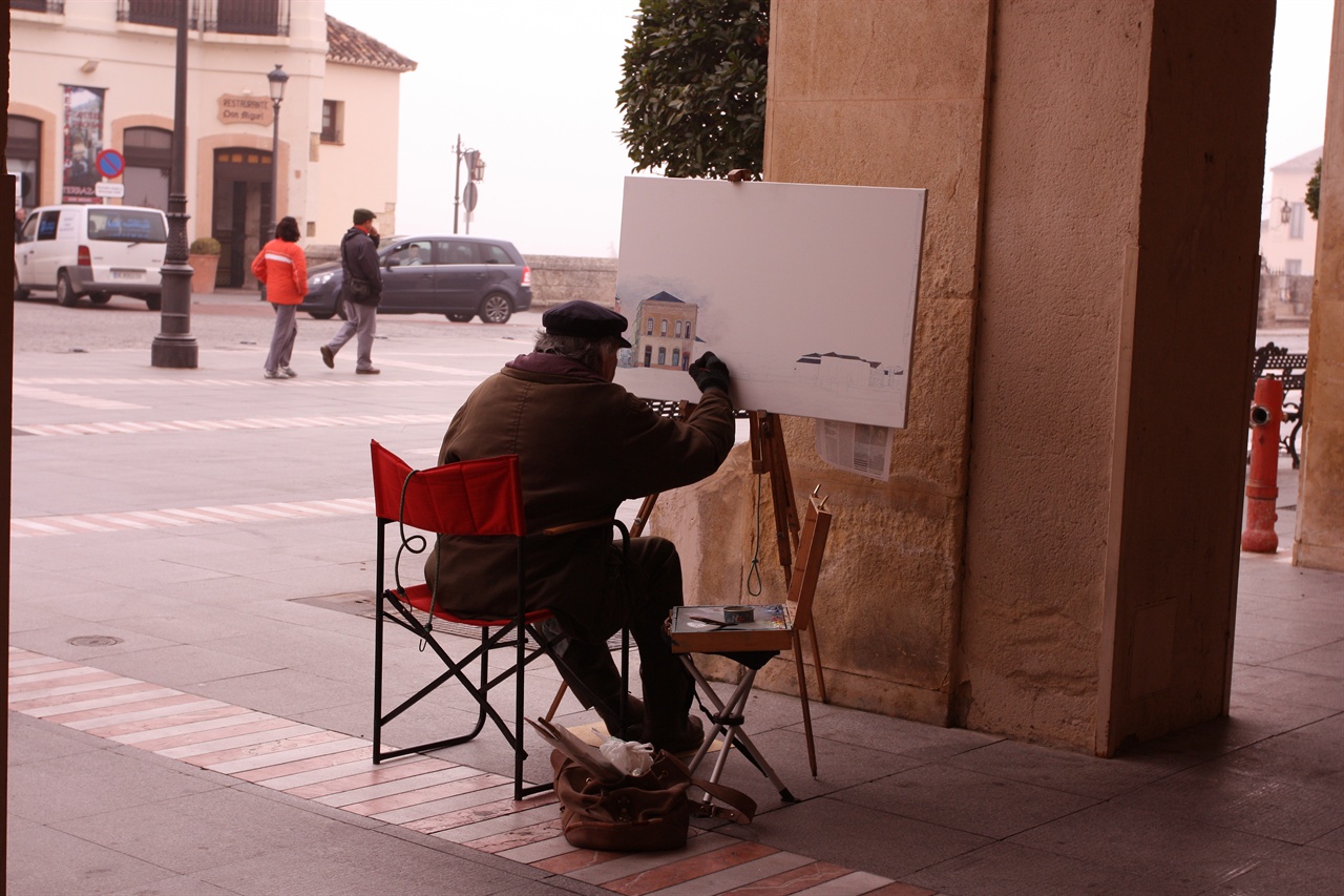 스페인 광장에서 노화가가 론다의 풍경을 조용히 화폭에 그려넣고 있다.