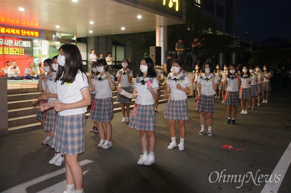  14일 오후 성주군청 앞에서 열린 사드 배치 반대 촛불집회에서 성주여중 학생들이 플래시몹 댄스를 추고 있다.