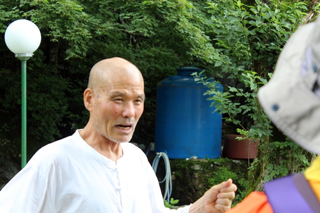 지리산 우번암 법종 스님, 말하던 중 예사롭지 않은 눈빛이 드러납니다.