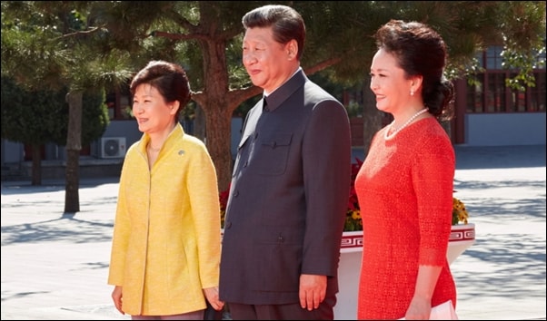 지난 2015년 9월 중국 베이징 자금성에서 열린 `항일전쟁 및 세계 반파시스트 전쟁 승리 70주년 기념행사에 참석해 기념 촬영을 하고 있는 박근혜 대통령과 시진핑 국가주석 부부.