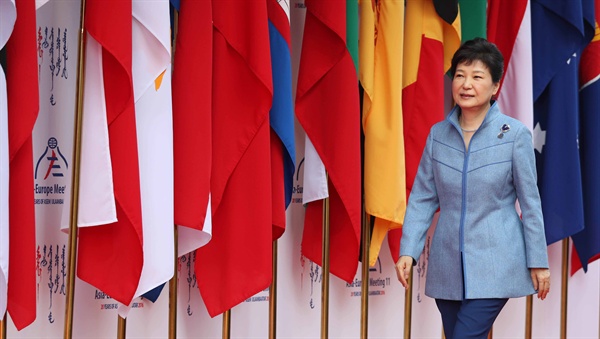 박근혜 대통령이 지난 15일 오전 몽골 울란바토르에서 열린 아시아·유럽 정상회의(ASEM)에 참석하기 위해 행사장에 도착, 회의장으로 이동하고 있다. 
