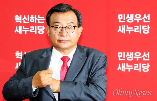 새누리당 이정현 의원이 지난 7일 오전 여의도 당사에서 당 대표 출마 기자회견을 마치며 회견문을 주머니에 집어 넣고 있다.