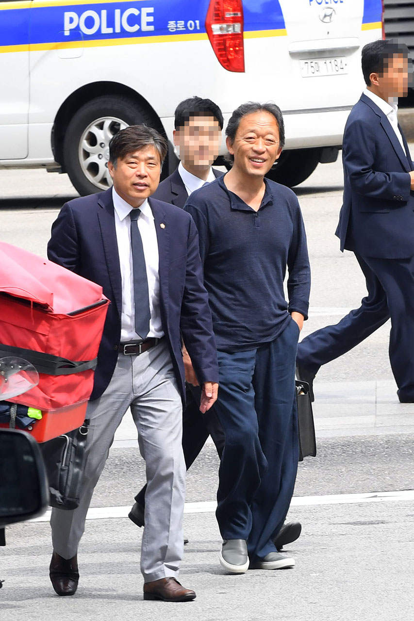  '항공료 횡령 혐의'로 시민단체로부터 고발당한 정명훈 전 서울시립교향악단 예술감독이 경찰조사를 받기 위해 15일 오전10시경 서울 종로경찰서에 출석했다.