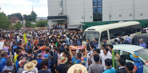 황 총리 버스 물병 '투척' 황교안 국무총리와 한민구 국방부 장관이 15일 사드배치가 확정된 경북 성주군청에 미니버스로 왔다가 군민들로부터 물병투척 세례를 받았다.