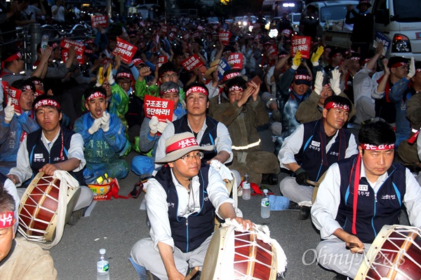 대우조선노동조합과 삼성중공업 노동자협의회가 15일 오후 거제 디큐브백화점 앞에서 연 '조선업 살리기 결의대회'를 열었다. 