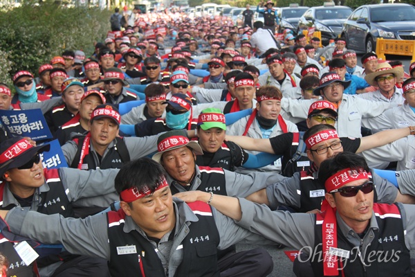 대우조선노동조합과 삼성중공업 노동자협의회가 15일 오후 거제 고현 수협마트 앞에서 연 '조선업 살리기 결의대회'에서 노동자들이 어깨동무하고 있다.