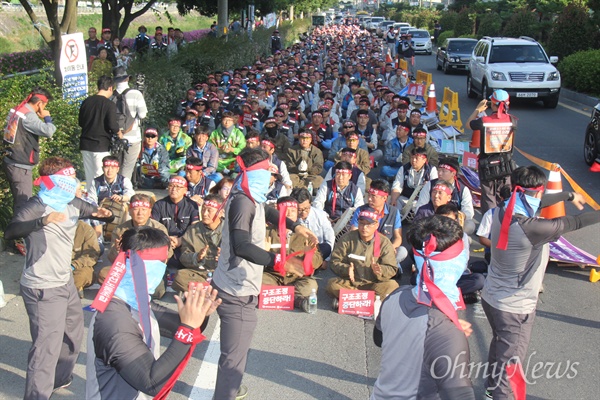 대우조선노동조합과 삼성중공업 노동자협의회는 15일 오후 거제 고현 수협마트 앞에서 '조선업 살리기 결의대회'를 열었다.