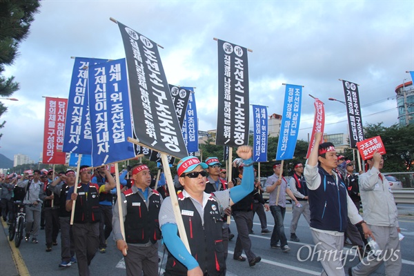 대우조선노동조합과 삼성중공업 노동자협의회는 15일 오후 거제 고현 수협마트 앞에서 '조선업 살리기 결의대회'를 열고 디큐브백화점 앞까지 거리행진했다.