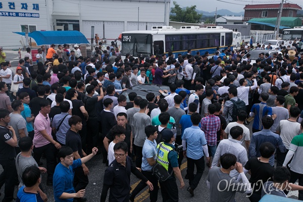  정부가 한반도 사드배치를 성주군으로 확정한 후 15일 경북 성주군청을 찾은 황교안 국무총리가 사드배치를 설명하던 도중 성주군민들이 투척한 계란과 물병을 피해 버스에 고립돼 있다 황급히 군청을 빠져나가려하자 군민들이 저지해 경찰과 대치하고 있다.