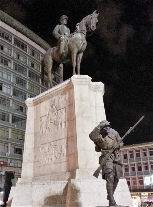 터키 건국의 아버지라 불리는 케말 아타튀르크의 동상
