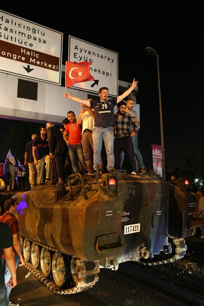 epa05427132 People occupy a tank in Istanbul, Turkey, 16 July 2016. Turkish Prime Minister Yildirim reportedly said that the Turkish military was involved in an attempted coup d'etat. The Turkish military meanwhile stated it had taken over control. EPA/TOLGA BOZOGLU