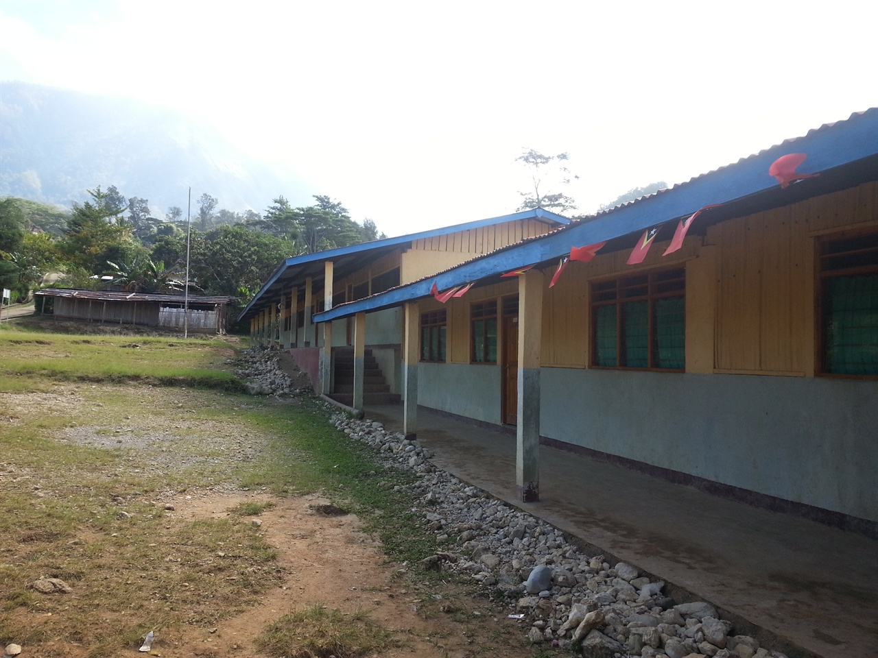 한국YMCA가 주민들의 힘을 빌어 함께 지은 로뚜뚜 마을의 학교