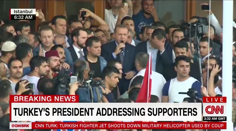 터키 이스탄불 국제공항에서의 레제프 타이이프 에르도안 대통령 연설을 보도하는 CNN 뉴스 갈무리.