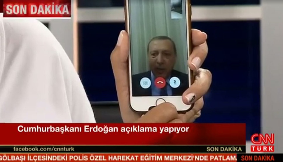 터키 현지시각으로 16일 새벽 에르도안 대통령이 아이폰 페이스타임 어플을 통해 CNN 투르크에 출연, 시민들에게 저항할 것을 촉구했다. 