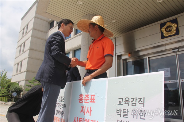  정의당 여영국 경남도의원이 홍준표 경남지사의 사퇴를 요구하며 17일로 엿새째 경남도의회 현관에서 단식농성하는 가운데, 더불어민주당 김경수 국회의원(김해을)이 격려방문했다.