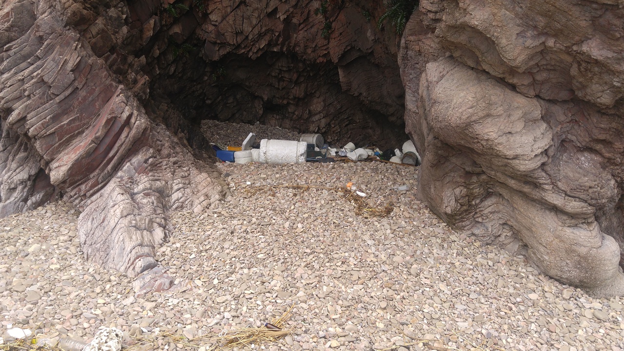 야외 문양석 갤러리를 구경하는 중에 발견한 동굴?, 동굴 안쪽에는 파도에 떠밀려온 각종 어구 잔해로 뒤덮혀 있다.