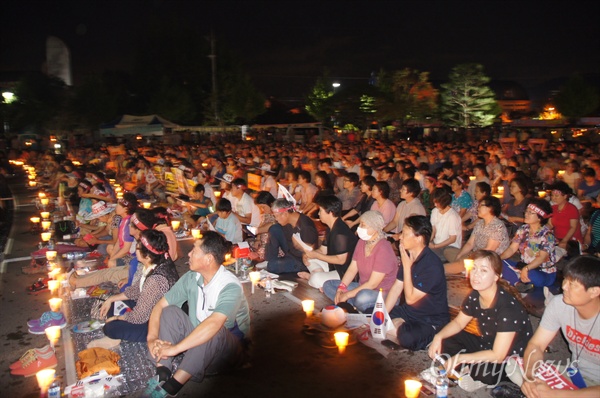 사드 배치에 반대하는 성주군민 2500여 명이 17일에도 촛발집회에 나와 한반도 사드 배치 반대를 외쳤다.