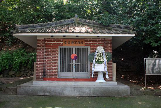 부산진지성 중 동쪽 산허리에서 보는 최영 장군 비각