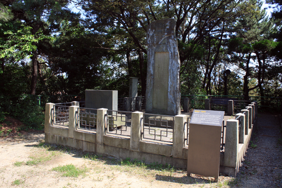중국 장수 천만리(千萬里)의 후손들이 진남대 바로 옆에 세운 천장군기념비