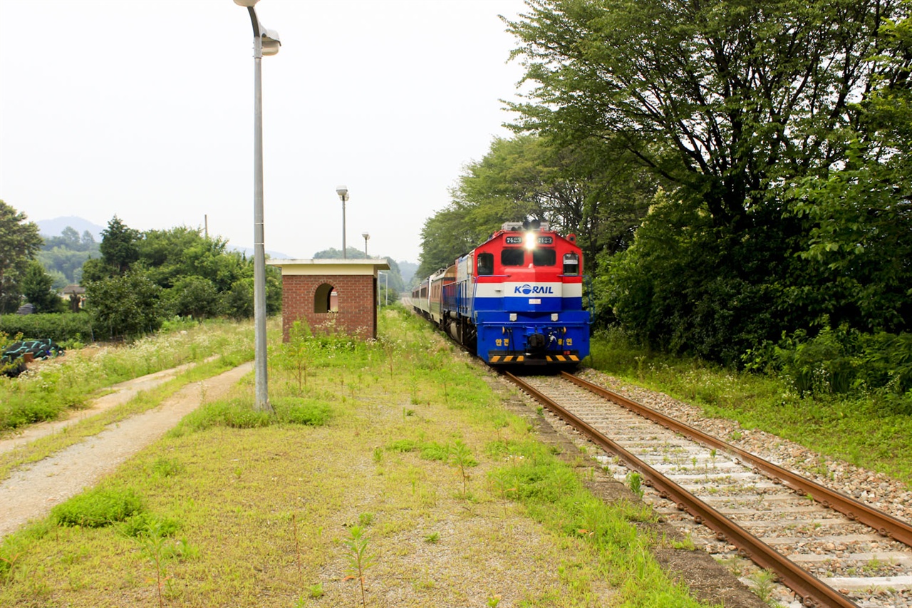 다솔사역으로 횡천역으로 가는 무궁화호 열차가 들어오고 있다.